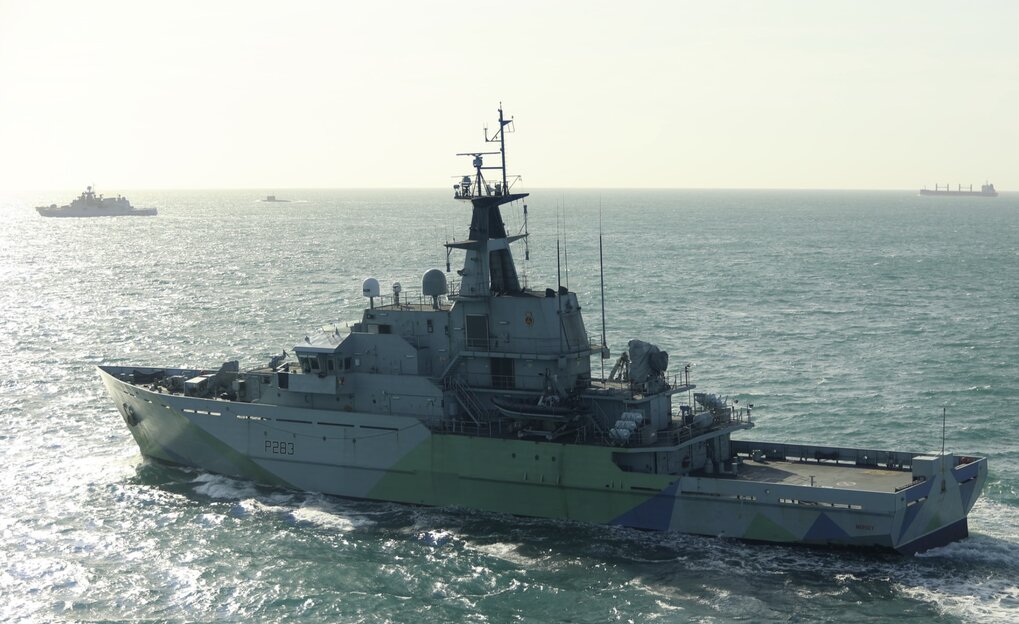 The HMS Mersey is monitoring the Russian Navy ship RFN Admiral Grigorovich (far away). Photo: British Ministry of Defense