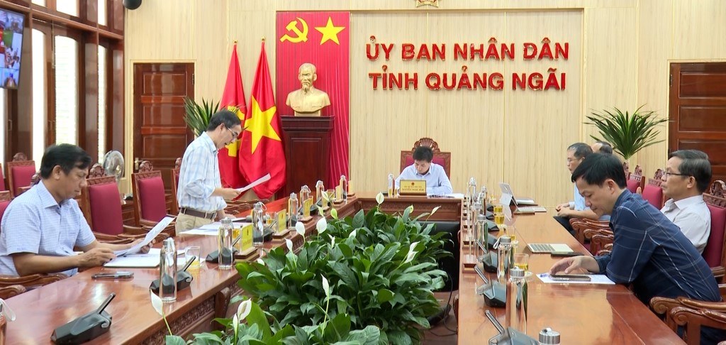 Lãnh đạo tỉnh Quảng Ngãi và đại diện các sở, ngành họp bàn giải pháp đẩy nhanh giải ngân vốn đầu tư công. Ảnh: Thảo Linh