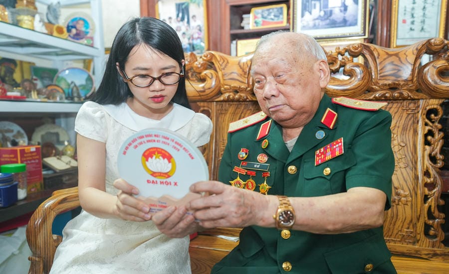 Major General Vo So and the symbol of the Xth Congress of the Vietnam Fatherland Front. Photo: Huu Chanh
