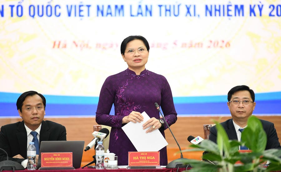 Hà Thị Nga, membre du Comité central du Parti, vice-présidente et secrétaire générale, a affirmé que le XIe Congrès national du Front de la Patrie du Vietnam, mandat 2026-2031, est d'une importance significative, visant à concrétiser les nouvelles politiques, décisions et points de vue du Parti sur les activités du Front de la Patrie, des organisations socio-politiques et des associations de masse chargées par le Parti et l'État. Photo: Hữu Chánh