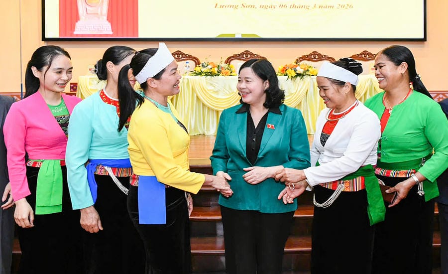 Ms. Bui Thi Minh Hoai - Member of the Politburo, Secretary of the Party Central Committee, Secretary of the Party Committee of the Fatherland Front, Central mass organizations, Chairman of the Central Committee of the Vietnam Fatherland Front meets with voters in Phu Tho on March 6, 2026. Photo: Hai Nguyen
