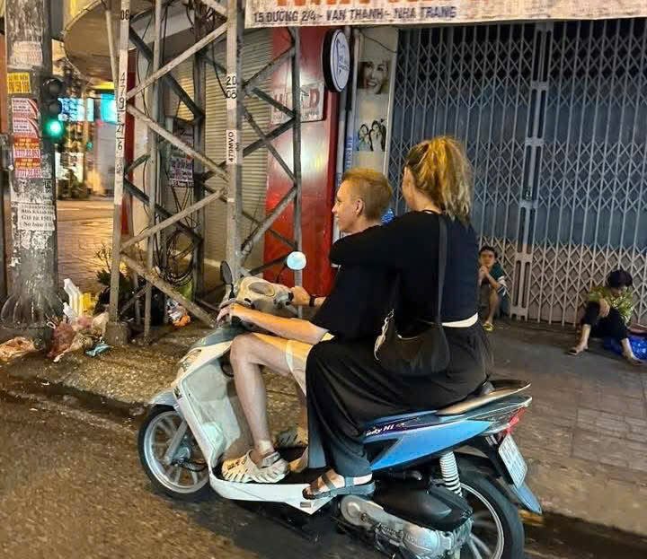 Hiện nay khách nước ngoài muốn thuê xe máy bắt buộc phải có bằng lái xe quốc tế. Ảnh: Lộc Thọ