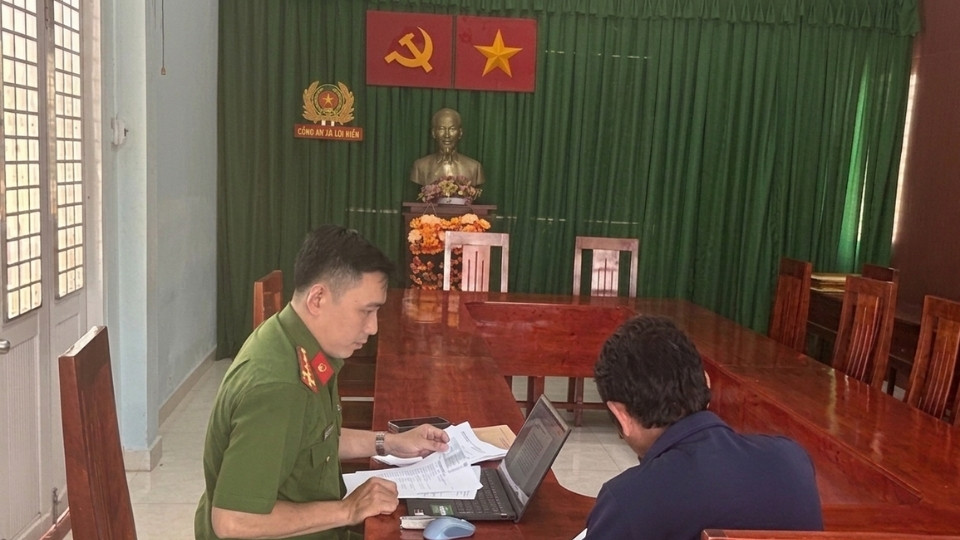 Đối tượng đăng bình luận sai sự thật, xúc phạm lực lượng công an bị xử phạt hành chính 7,5 triệu đồng. Ảnh: Công an Vĩnh Long
