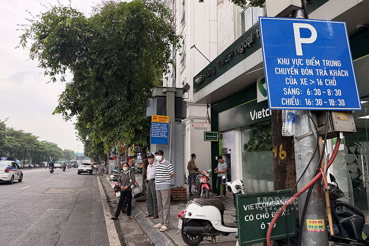 Một điểm trung chuyển hoạt động tại đường Trần Nhật Duật khi phố cổ Hà Nội cấm ô tô từ 16 chỗ. Ảnh: Dương Anh