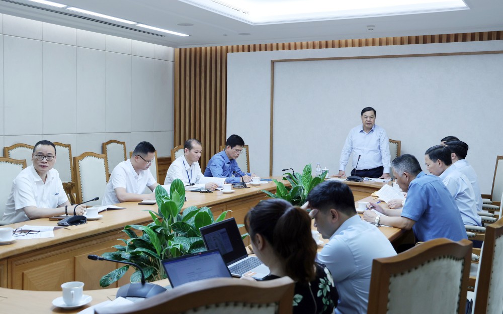 Phó Thủ tướng Thường trực chỉ rõ nếu mỗi tỉnh một sân bay và nguy cơ lãng phí nếu đầu tư không tính hiệu quả. Ảnh: VGP