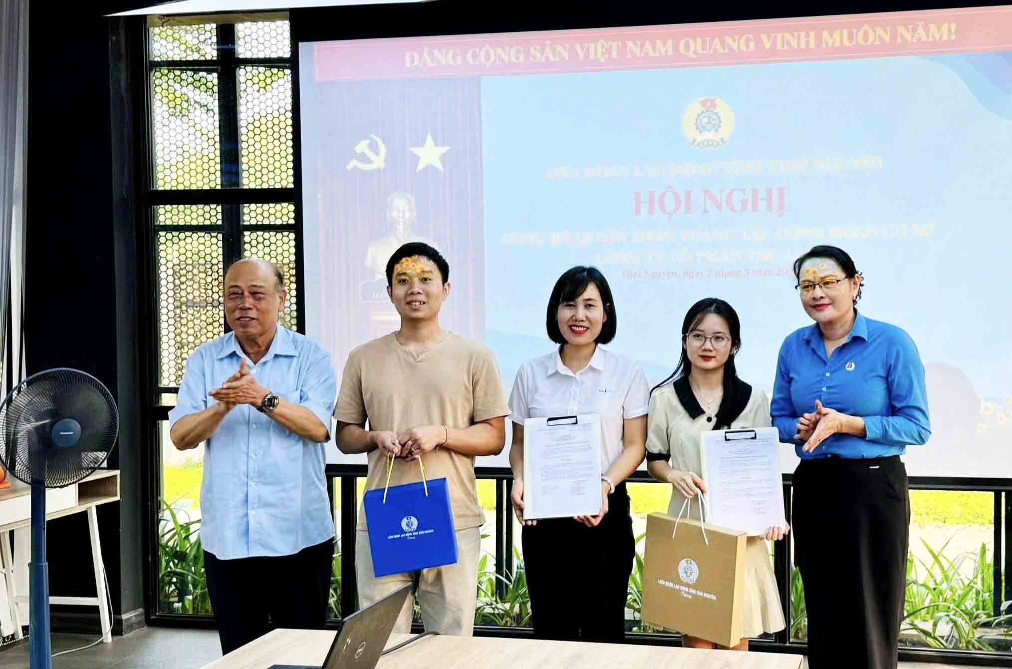 Leaders of Thai Nguyen Labor Federation awarded the decision to establish the grassroots trade union of TNG Land Joint Stock Company. Photo: Thai Nguyen Labor Federation