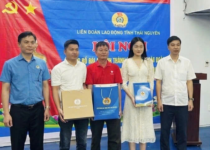 Lãnh đạo LĐLĐ Thái Nguyên trao quyết định thành lập công đoàn cơ sở  Công ty TNHH Lichuang II Vina. Ảnh: LĐLĐ Thái Nguyên.