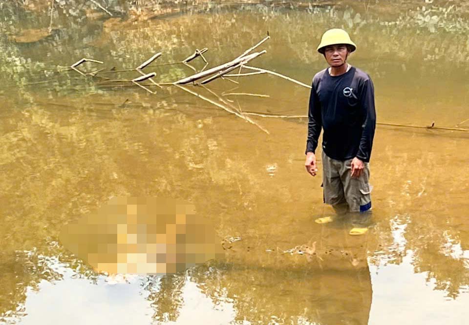 The victim's body was discovered by people in the Khe Tum area. Photo: Hoang Anh