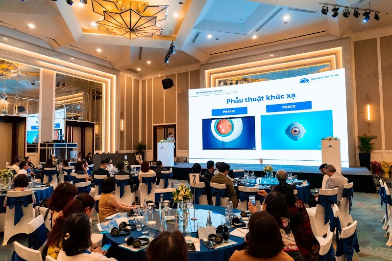 BS Đặng Thị Như Quỳnh trình bày báo cáo “Bằng chứng lâm sàng trong lựa chọn phương pháp phẫu thuật tật khúc xạ” tại hội thảo.