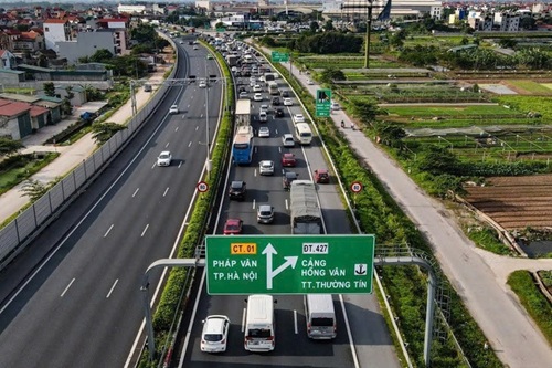 Hanoï planifie davantage d'axes routiers, l'autoroute Pháp Vân - Cầu Giẽ propose de réduire les voies. Photo: Tạ Hải