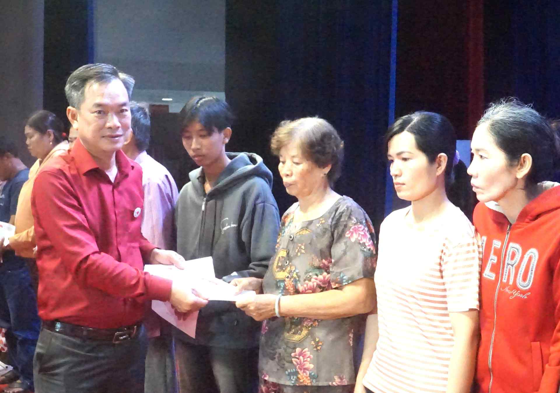 Phó chủ tịch MTTQ Việt Nam tỉnh Cà Mau Nguyễn Văn Khởi tặng quà cho gia đình khó khăn, hộ nghèo. Ảnh: Nhật Hồ.