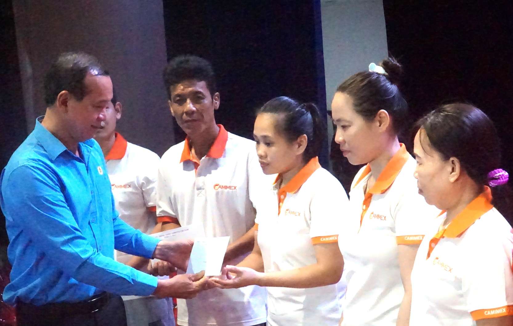 Chủ tịch  Liên đoàn lao động tỉnh Cà Mau Lý Công Bắc tặng quà cho người lao động. Ảnh: Nhật Hồ.
