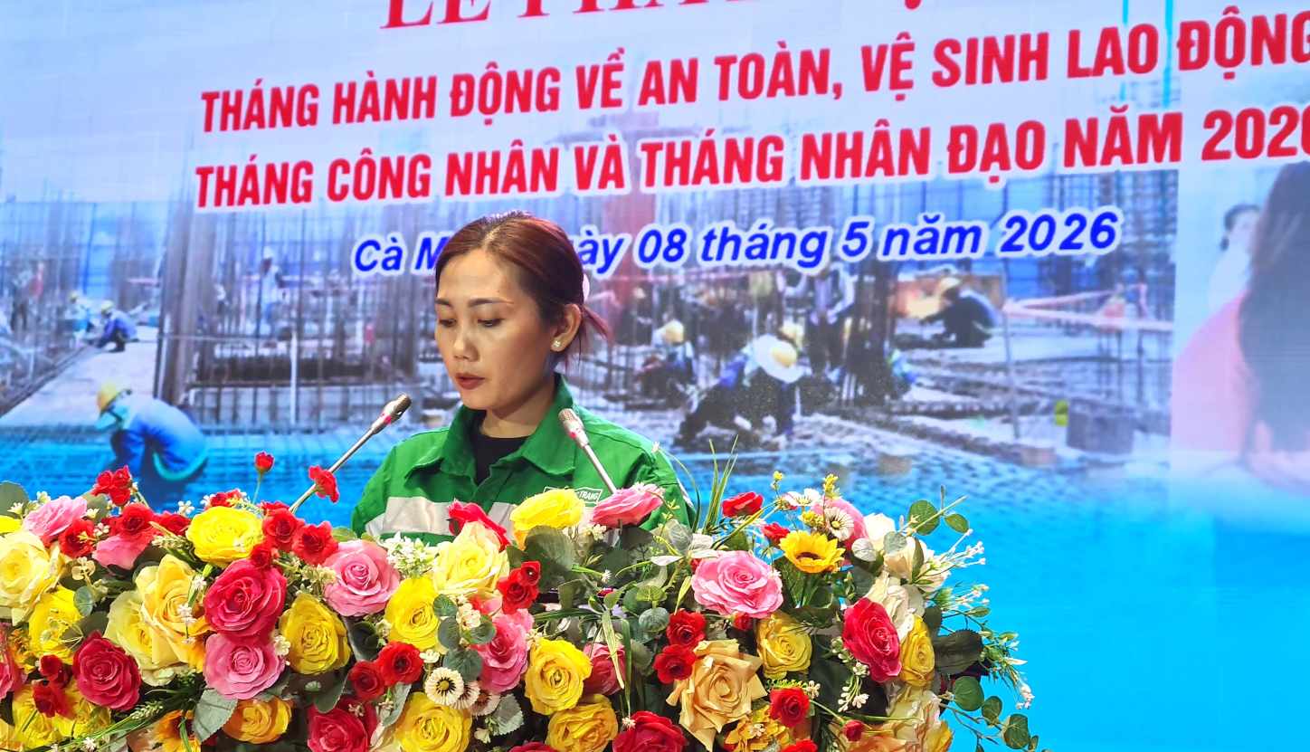 Chị Huỳnh Ngọc Trang - đoàn viên Công đoàn cơ sở Công ty CP Môi trường đô thị Cà Mau phát biểu tại buổi lễ. Ảnh: Nhật Hồ.