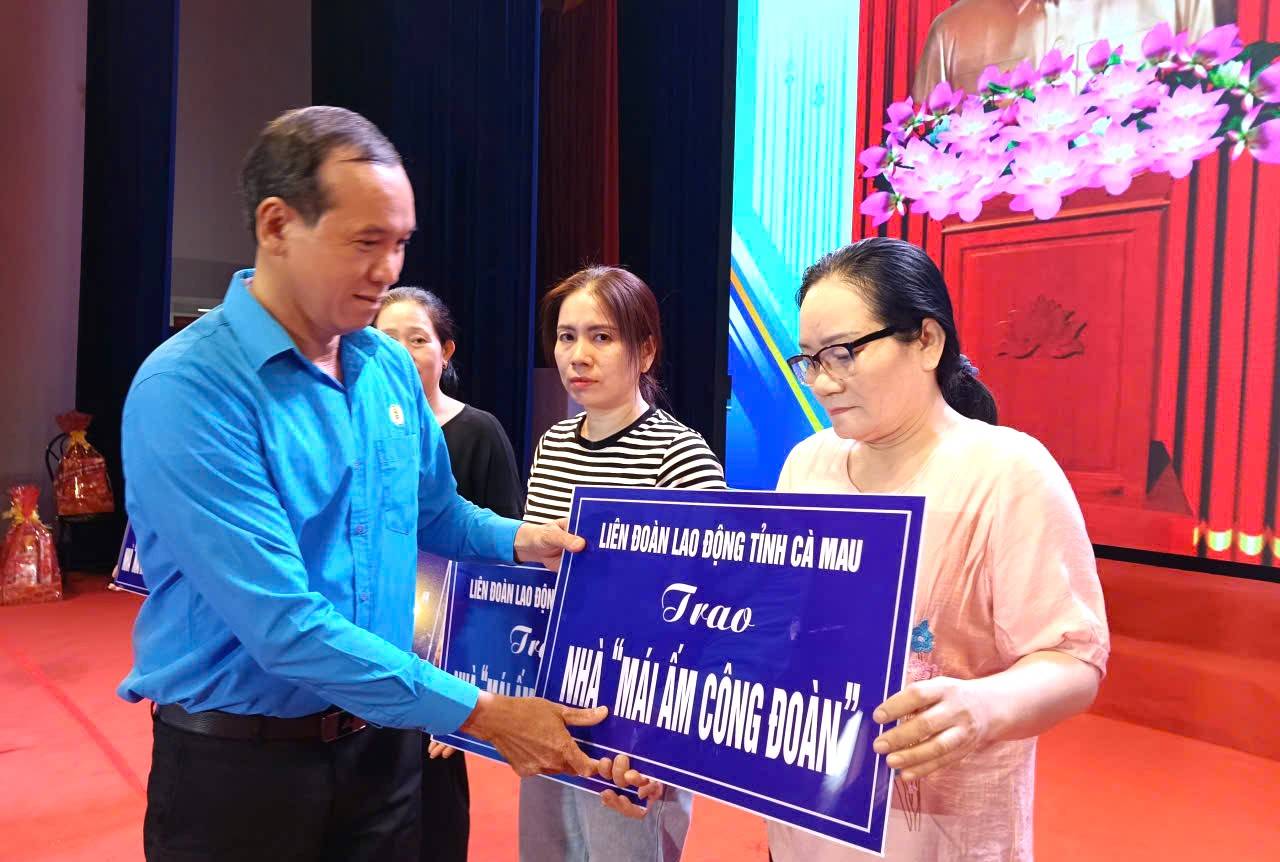 Chủ tịch Liên đoàn lao động tỉnh Cà Mau Lý Công Bắc trao Mái ấm Công đoàn cho đoàn viên khó khăn về nhà ở. Ảnh: Nhật Hồ.