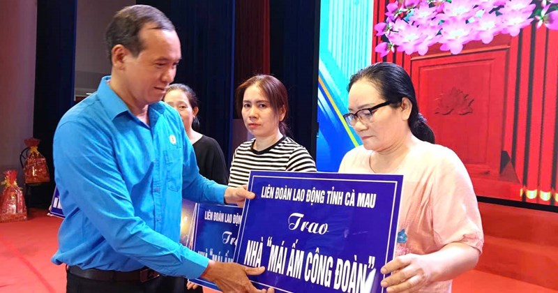 Cà Mau: Hơn 800 phần quà trao tặng công nhân khó khăn