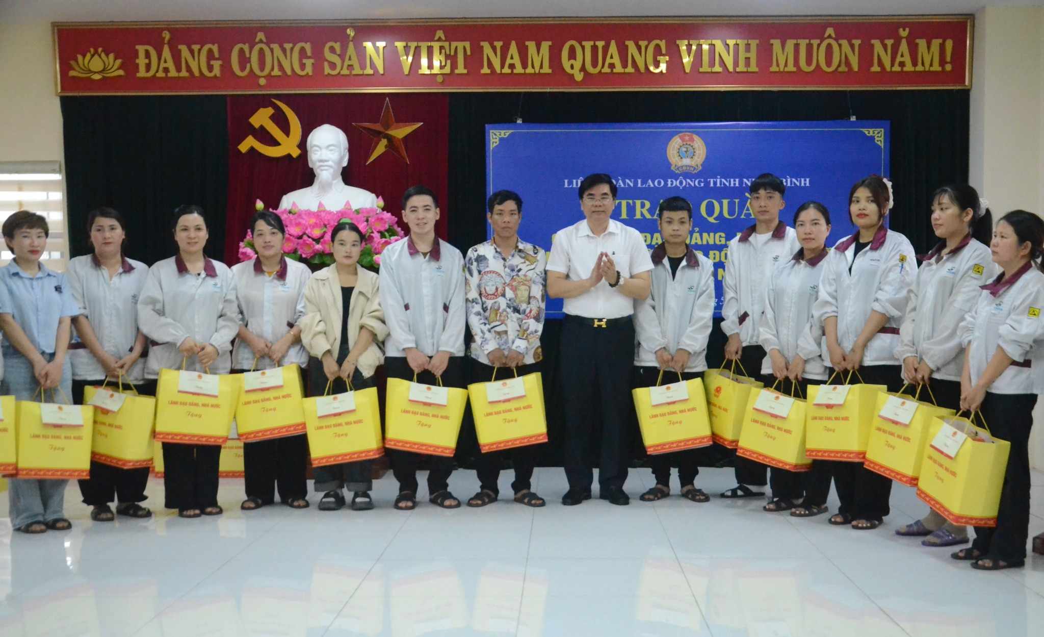 Những phần quà của lãnh đạo Đảng, Nhà nước đã được trao đến tận tay những CNLĐ có hoàn cảnh khó khăn tại Ninh Bình. Ảnh: Nguyễn Trường