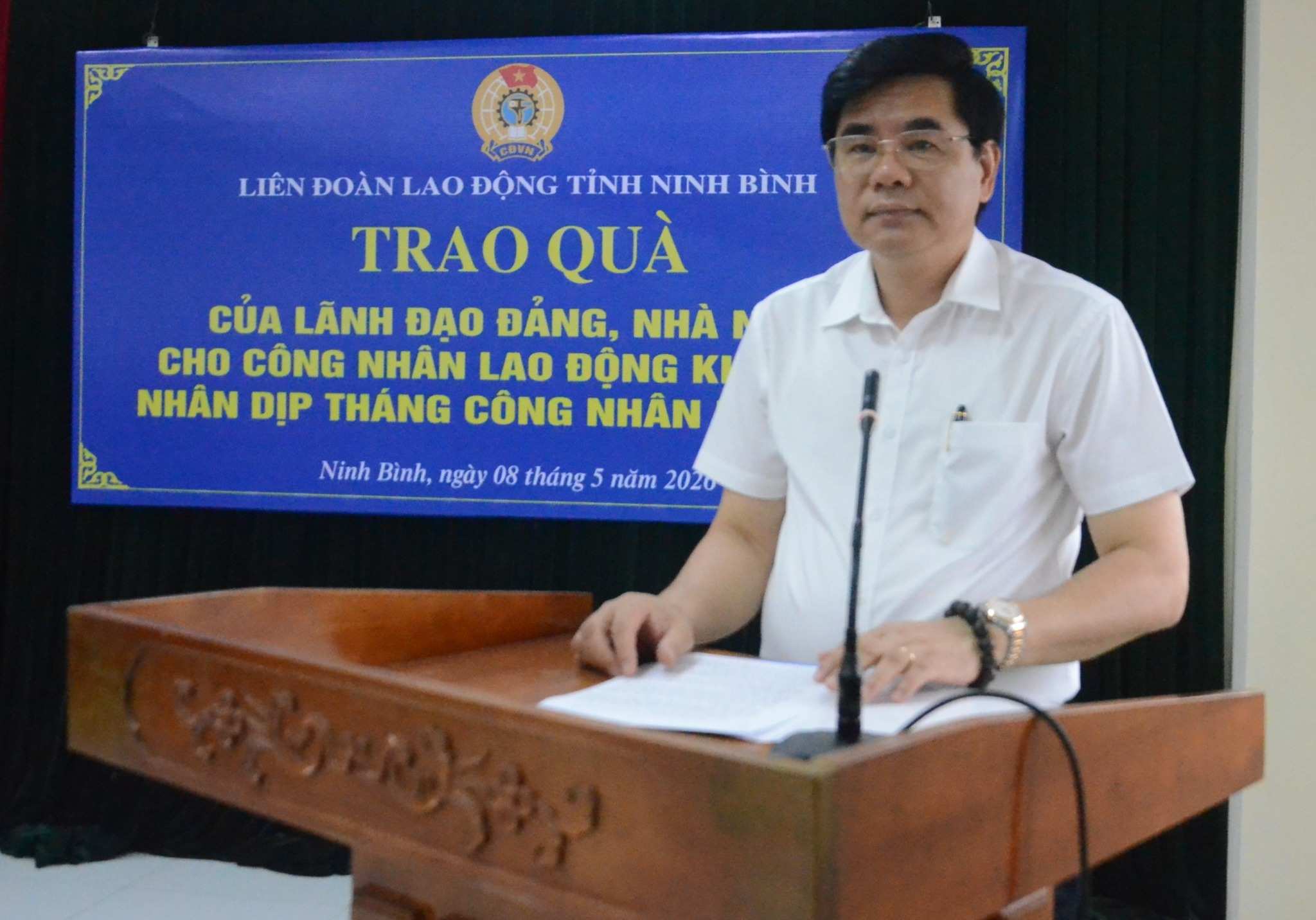 Mr. Nguyen Hai Long - Vice Chairman of the Vietnam Fatherland Front Committee, Chairman of the Ninh Binh Provincial Labor Federation spoke at the gift-giving ceremony. Photo: Nguyen Truong