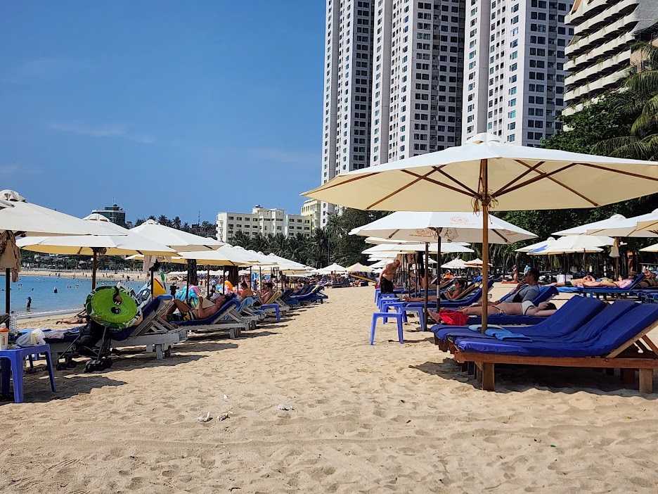 Images of Nha Trang beach in Bac Nha Trang ward suffocating due to service chairs during the recent holiday. Photo: Loc Tho