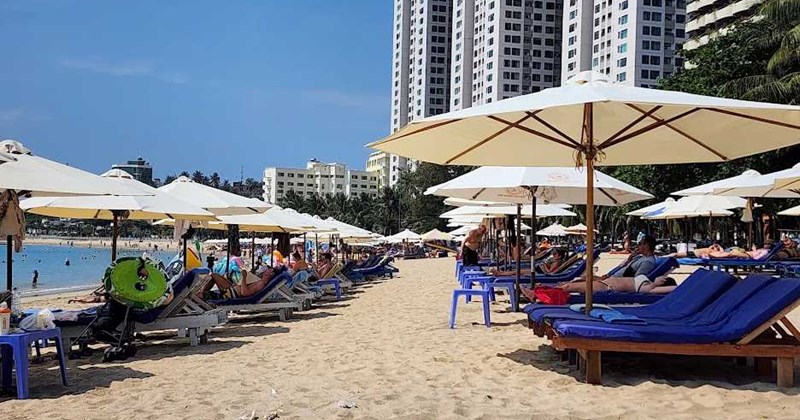 Nha Trang: Bãi biển "ngộp thở" vì ghế dịch vụ phục vụ du khách