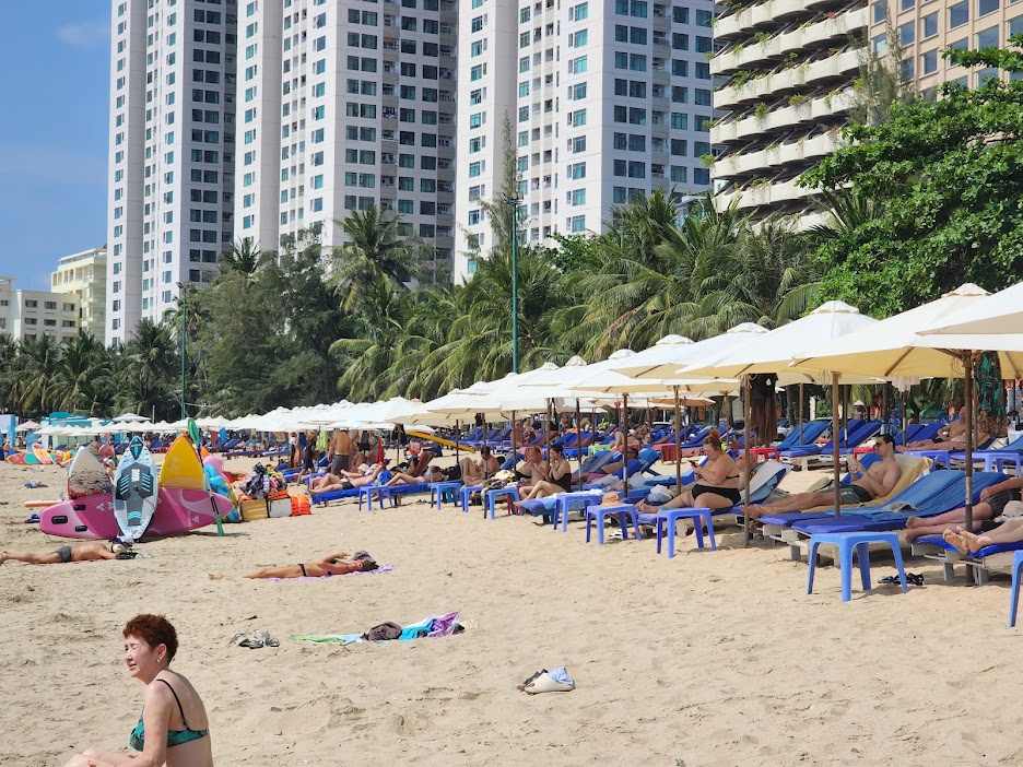 Bờ biển Nha Trang ngột ngạt vì ghế dịch vụ