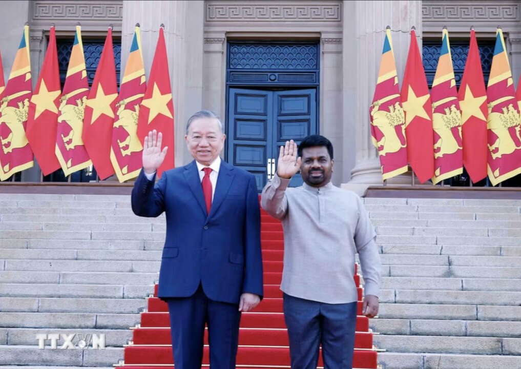 Sri Lankan President Anura Kumara Dissanayake chairs the welcoming ceremony for General Secretary and President To Lam on the morning of May 8. Photo: VNA
