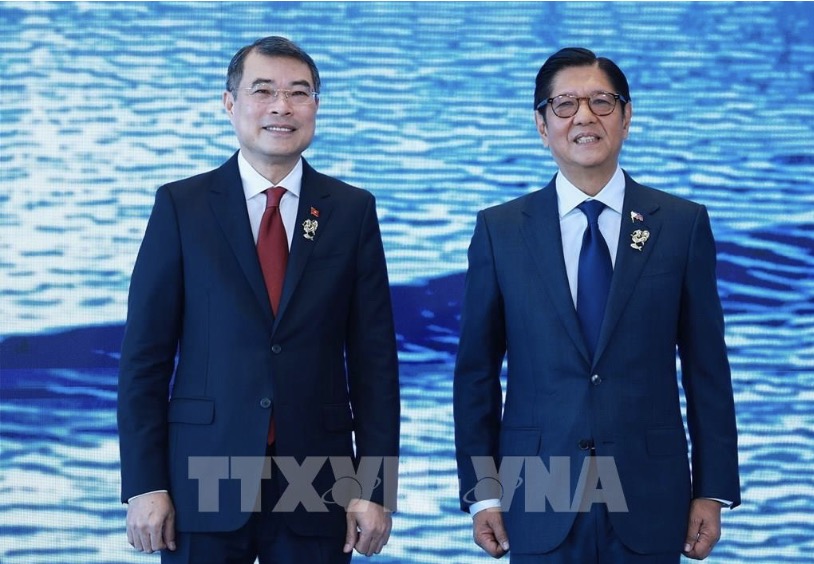 Philippine President Ferdinand Romualdez Marcos Jr, ASEAN President 2026 welcomes Politburo Member, Prime Minister Le Minh Hung to attend the 48th ASEAN Summit. Photo: VNA