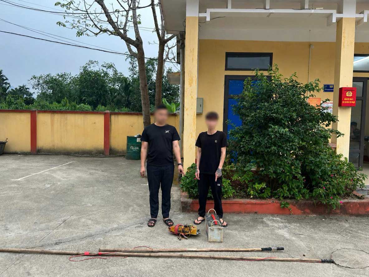 Hai trường hợp sử dụng kích điện khai thác thủy sản trái phép cùng tang vật. Ảnh: Công an Lào Cai