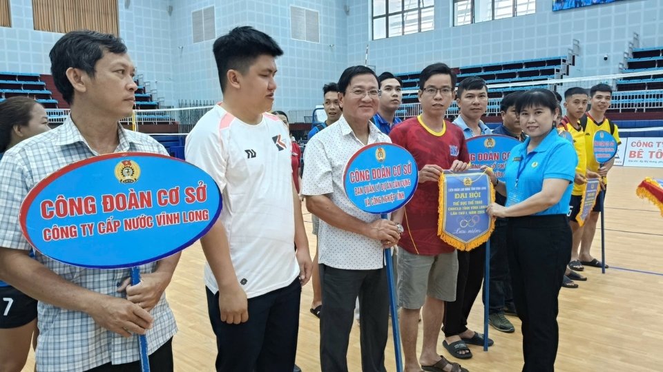 Bà Võ Thị Thu Oanh trao cờ lưu niệm cho các đoàn tham gia Đại hội Thể dục thể thao công nhân viên chức lao động tỉnh Vĩnh Long lần thứ I năm 2026. Ảnh: Hoàng Lộc
