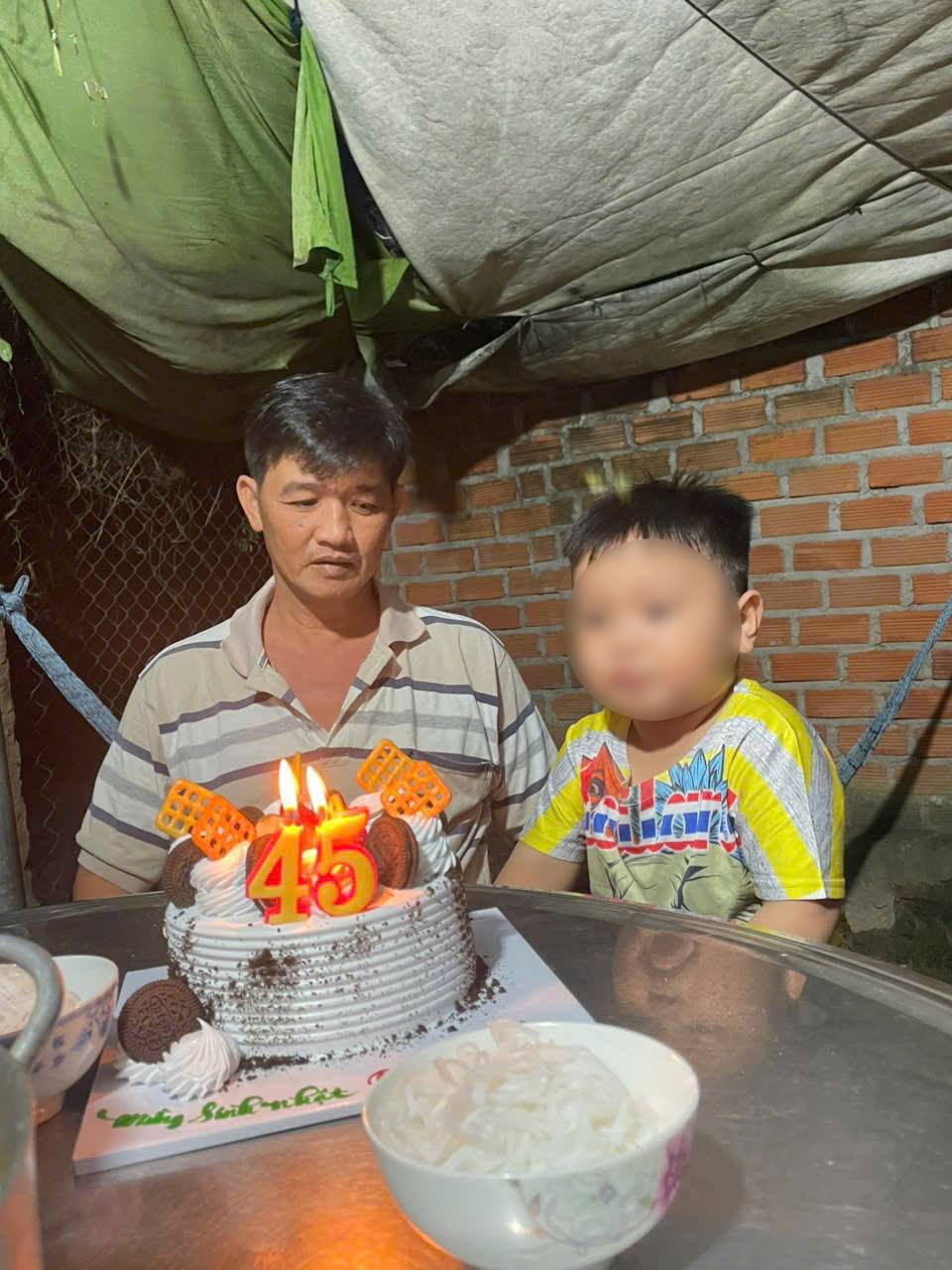 Anh Tèo cùng cháu khi ở nhà. Ảnh: Gia đình cung cấp.  