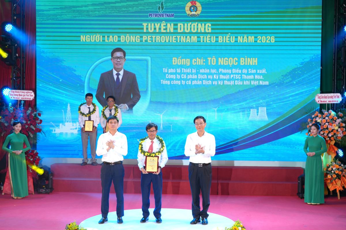 Ông Ngọ Duy Hiểu - Phó Chủ tịch Tổng LĐLĐVN (bên trái) tuyên dương người lao động Petrovietnam tiêu biểu. Ảnh: Thành An