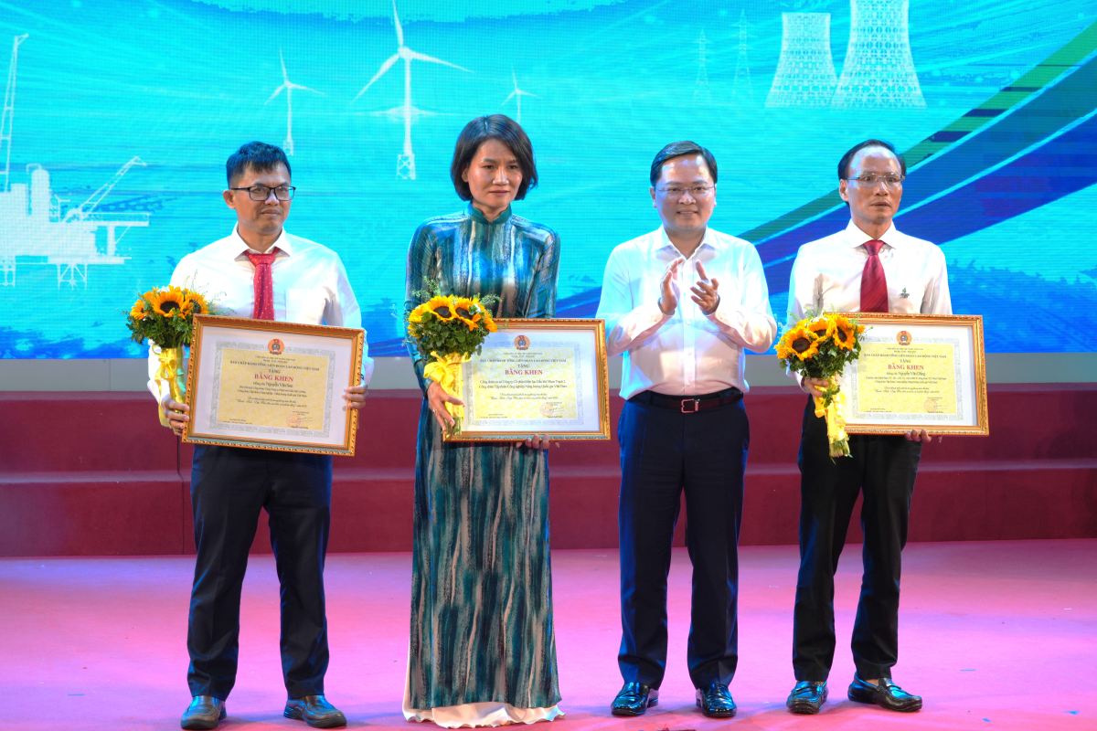 Ông Nguyễn Anh Tuấn (thứ hai từ phải sang) trao bằng khen của Tổng LĐLĐVN cho 1 tập thể và 2 cá nhân. Ảnh: Thành An