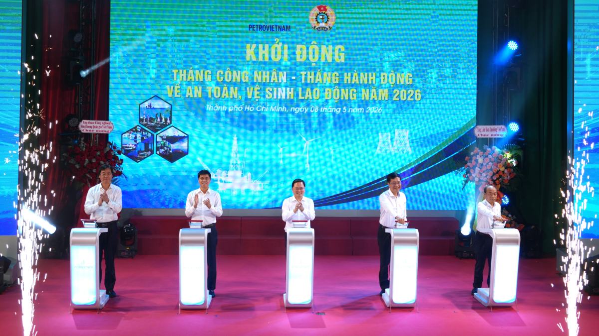 Leaders of the Vietnam General Confederation of Labor participate in launching Workers' Month - Action Month on Occupational Safety and Health at Petrovietnam Group. Photo: Thanh An