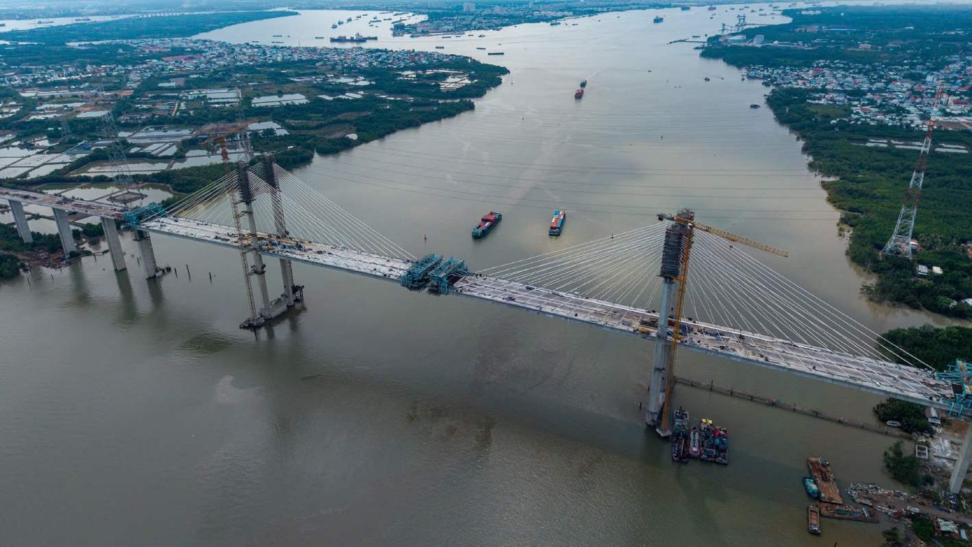 Toàn cảnh công trường cầu Phước Khánh bắc qua sông Lòng Tàu (nối TPHCM và Đồng Nai) đang trong giai đoạn thi công nước rút. Ảnh: Anh Tú