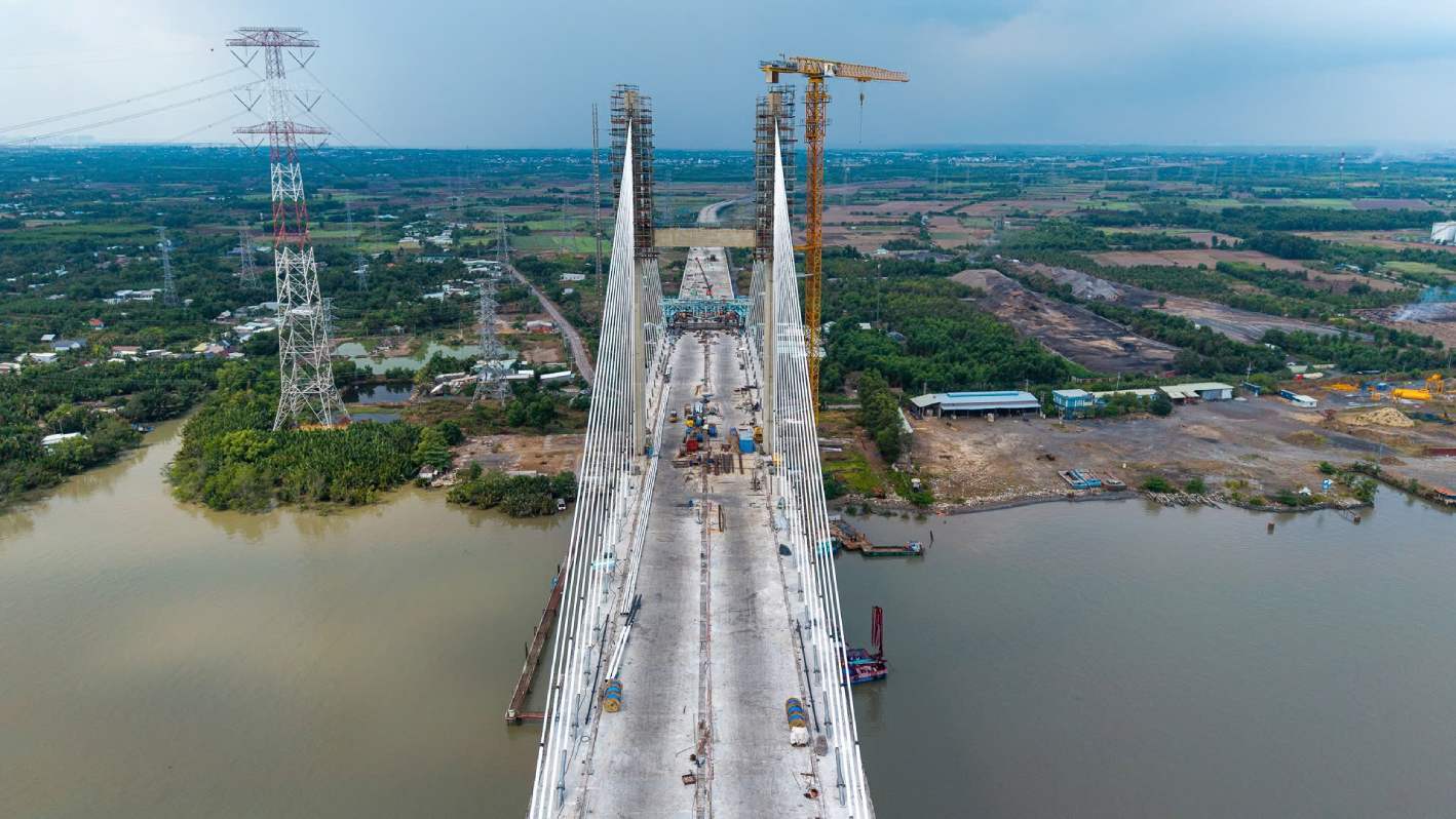 Cầu Phước Khánh được xem là “nút thắt” cuối cùng, mang tính quyết định đến tiến độ thông xe của toàn tuyến cao tốc Bến Lức - Long Thành.