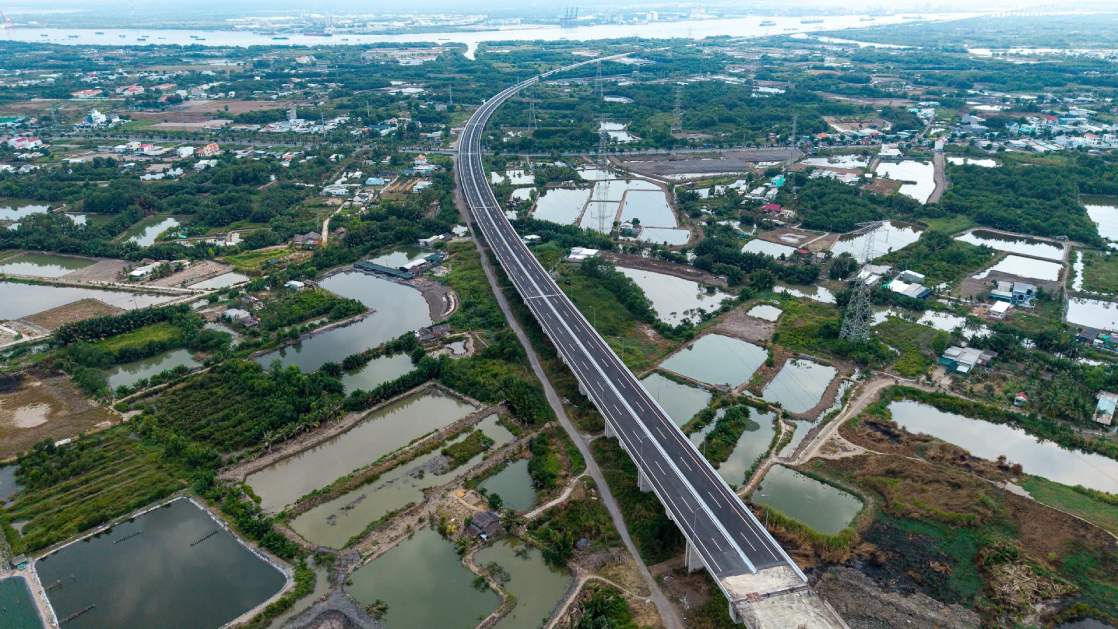Phần đường dẫn hai đầu cầu đã hoàn thành. Ảnh: Thái Bảo
