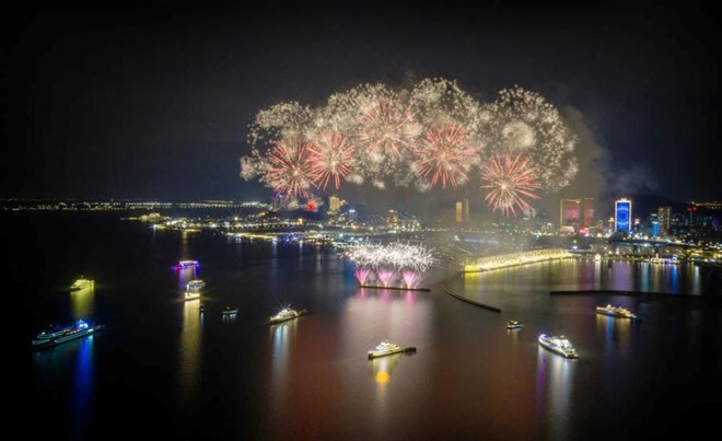 Quang Ninh fireworks display daily attracts tourists on Ha Long Bay. Photo: Dieu Huong