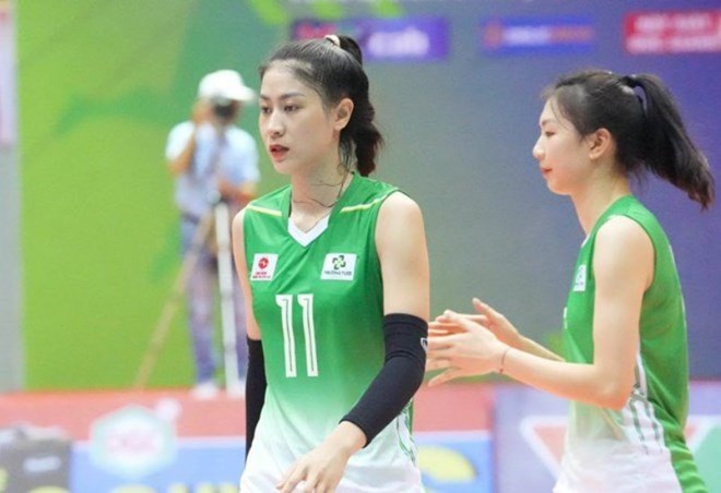 Hoang Thi Kieu Trinh (left) is actively undergoing treatment to soon recover her physical strength. Photo: Minh Phong