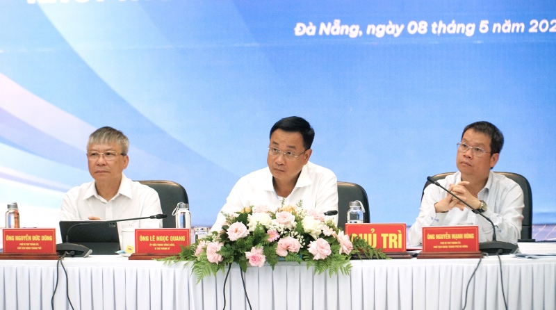Lãnh đạo Đà Nẵng lắng nghe ý kiến góp ý của doanh nghiệp. Ảnh: Hoàng Bin