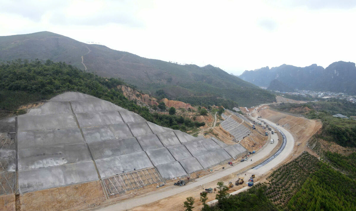 Ngoài ra, khối lượng đào sâu, đắp cao lớn, các công trình ngầm trên tuyến phức tạp, phải xử lý trong quá trình thi công. Ảnh: Nguyễn Huệ