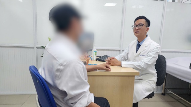 Many men are examined by doctors when the disease has progressed more severely. Photo: Nguyen Ly