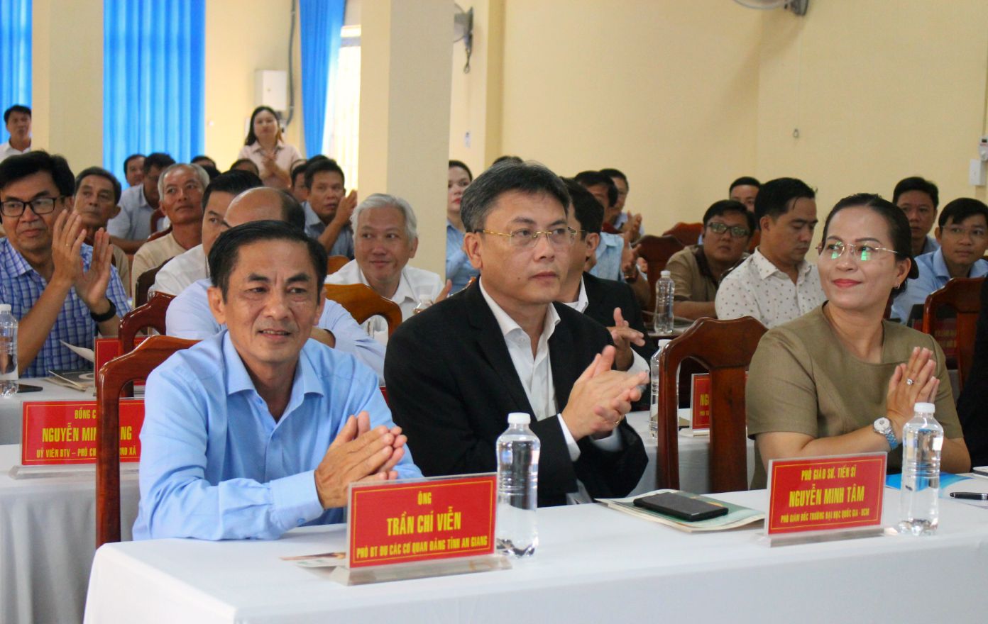 Lãnh đạo các trường đại học, sở, ngành địa phương tại sự kiện. Ảnh: Thanh Mai 