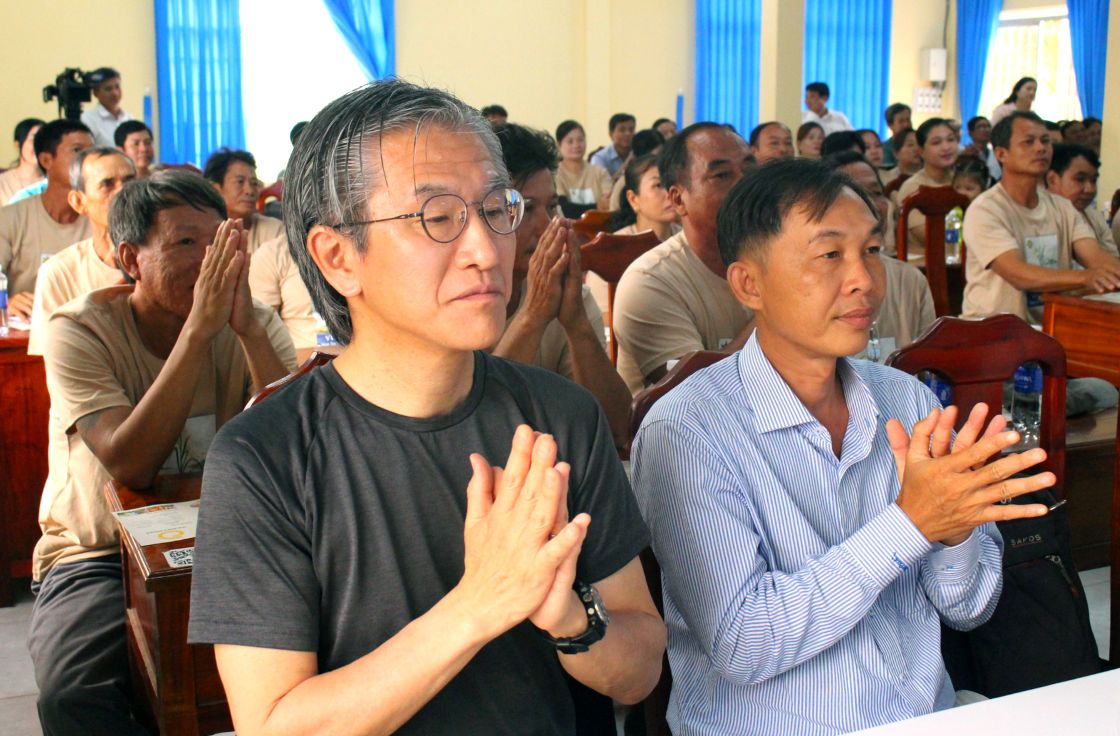 GS. Ishikawa Ryuji - Trường Đại học Hirosaki, Nhật Bản (bìa trái ảnh) tại lễ ra mắt Hợp tác xã Lúa mùa nổi Vĩnh Gia. Ảnh: Thanh Mai