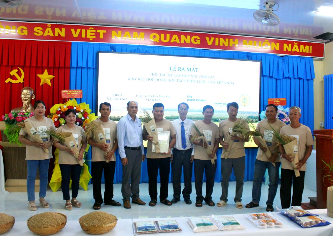 Hợp tác xã Lúa mùa nổi Vĩnh Gia tại buổi lễ ra mắt. Ảnh: Thanh Mai