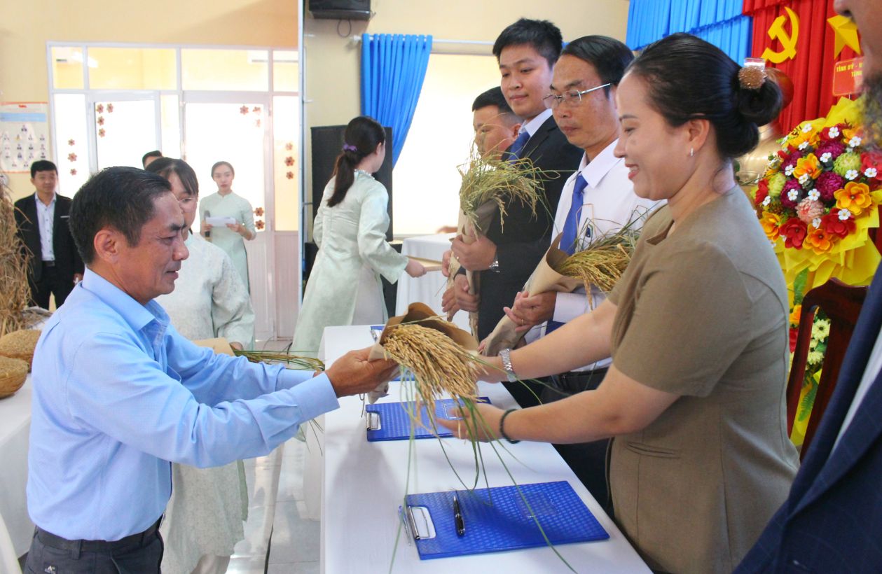 Ông Trần Chí Viễn – Tỉnh ủy viên, Phó Bí thư Đảng ủy các Cơ quan Đảng, tỉnh An Giang tặng quà lưu niệm cho đại diện 4 nhà thực hiện ký liên kết nâng tầm giá trị lúa mùa nổi ở An Giang. Ảnh: Thanh Mai