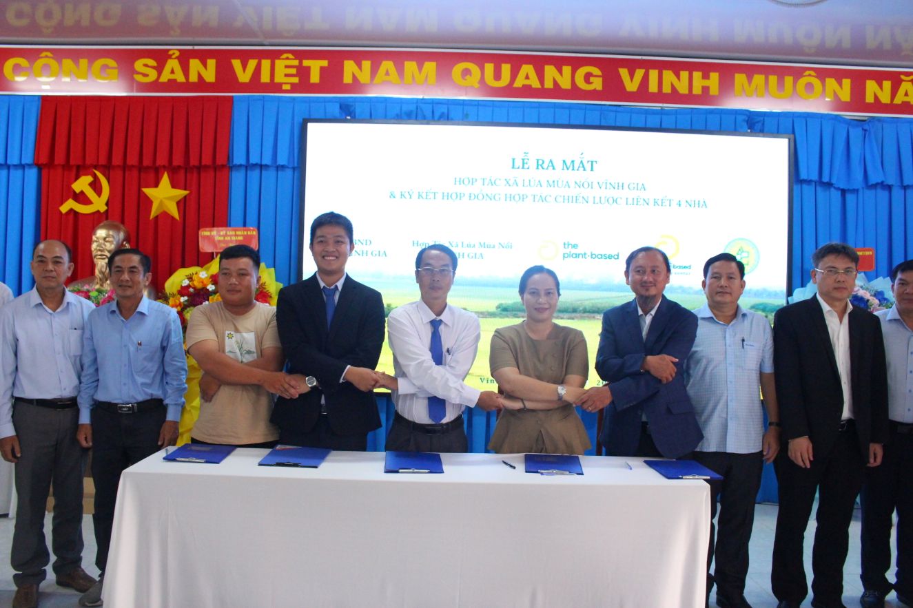 Thực hiện ký liên kết 4 nhà. Ảnh: Thanh Mai