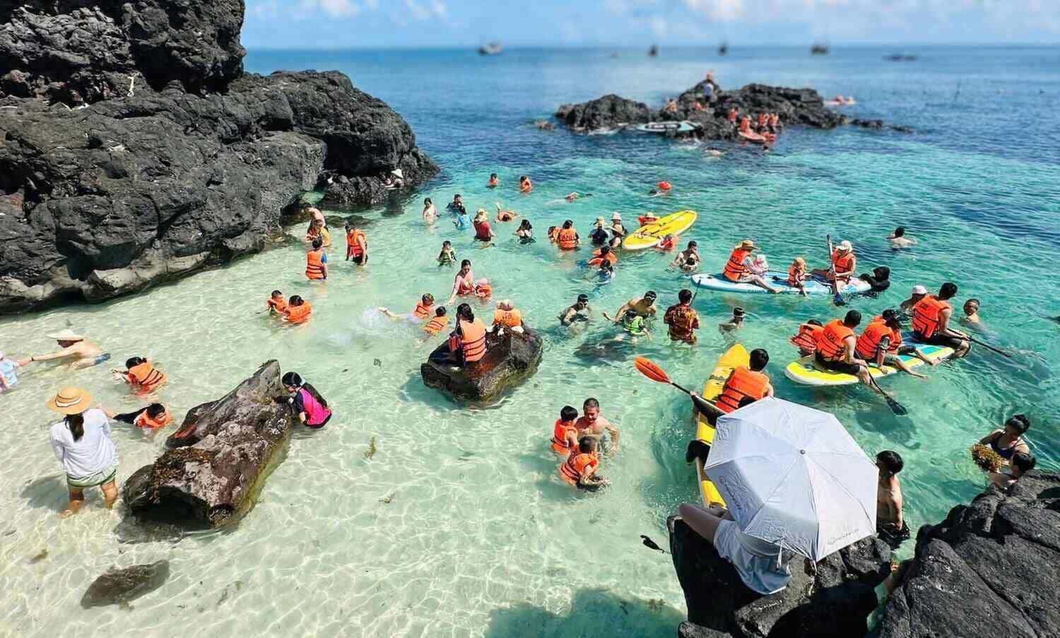 Đặc khu Lý Sơn, tỉnh Quảng Ngãi thu hút đông du khách trong dịp Giỗ Tổ Hùng Vương. Ảnh: Thanh Nhàn 