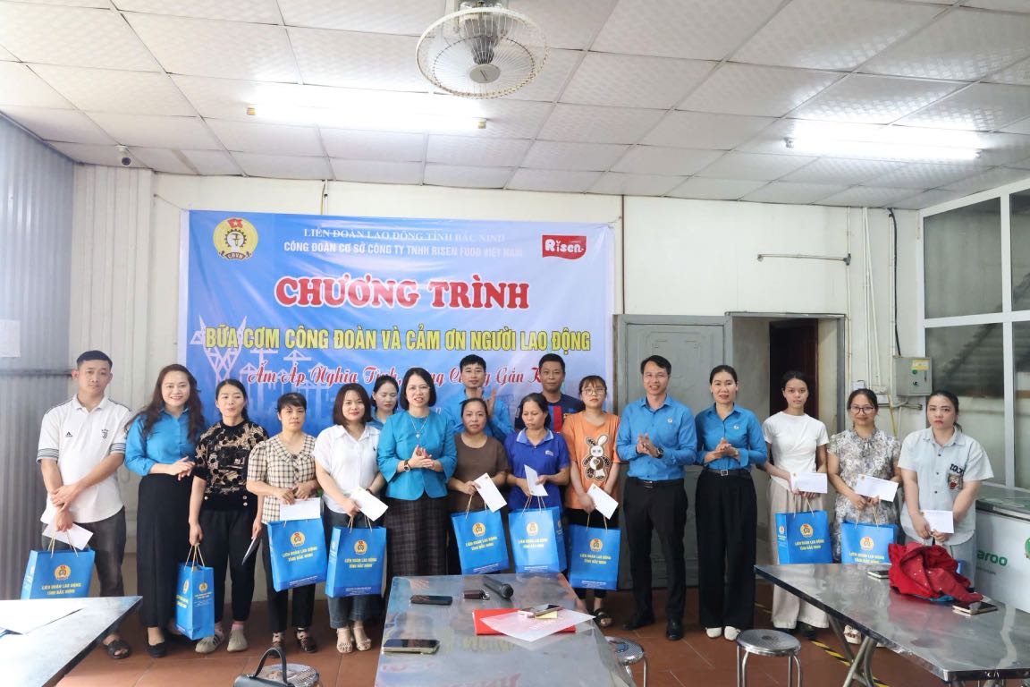 Leaders of the Bac Ninh Provincial Labor Federation present gifts to workers at the trade union meal program. Photo: Quyet Chien