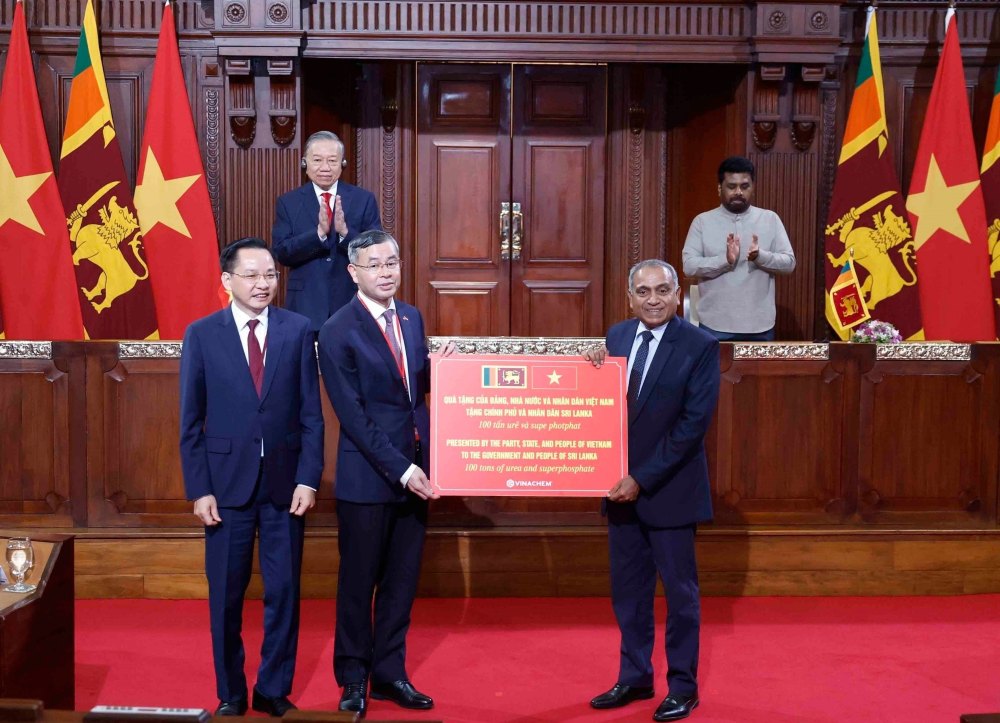Giving gifts from the Party, State and people of Vietnam to the Government and people of Sri Lanka. Photo: VNA
