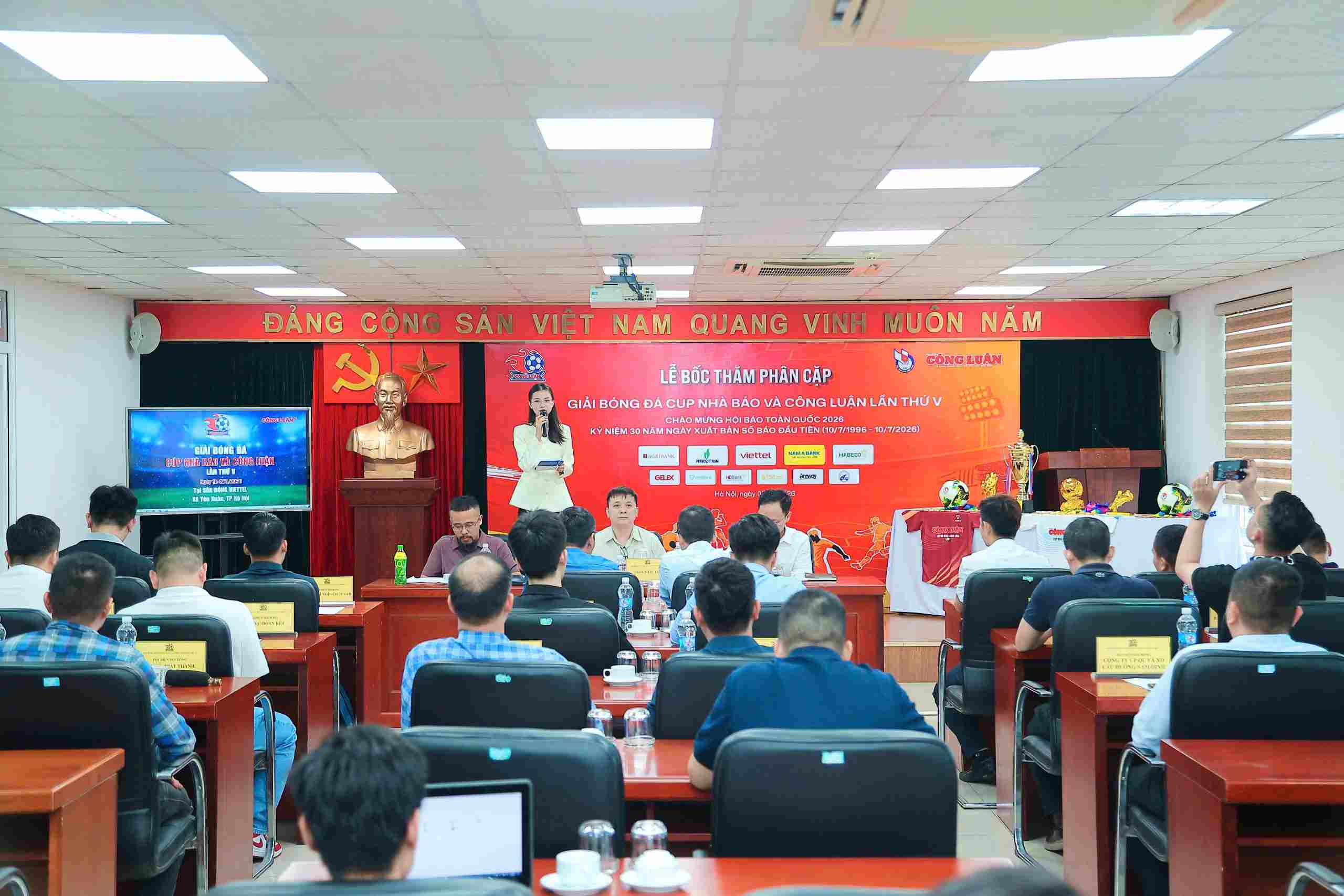 Technical meeting and draw for the 5th Journalist and Public Opinion Cup Football Tournament in 2026, taking place on the morning of May 8 in Hanoi. Photo: Viet Trung
