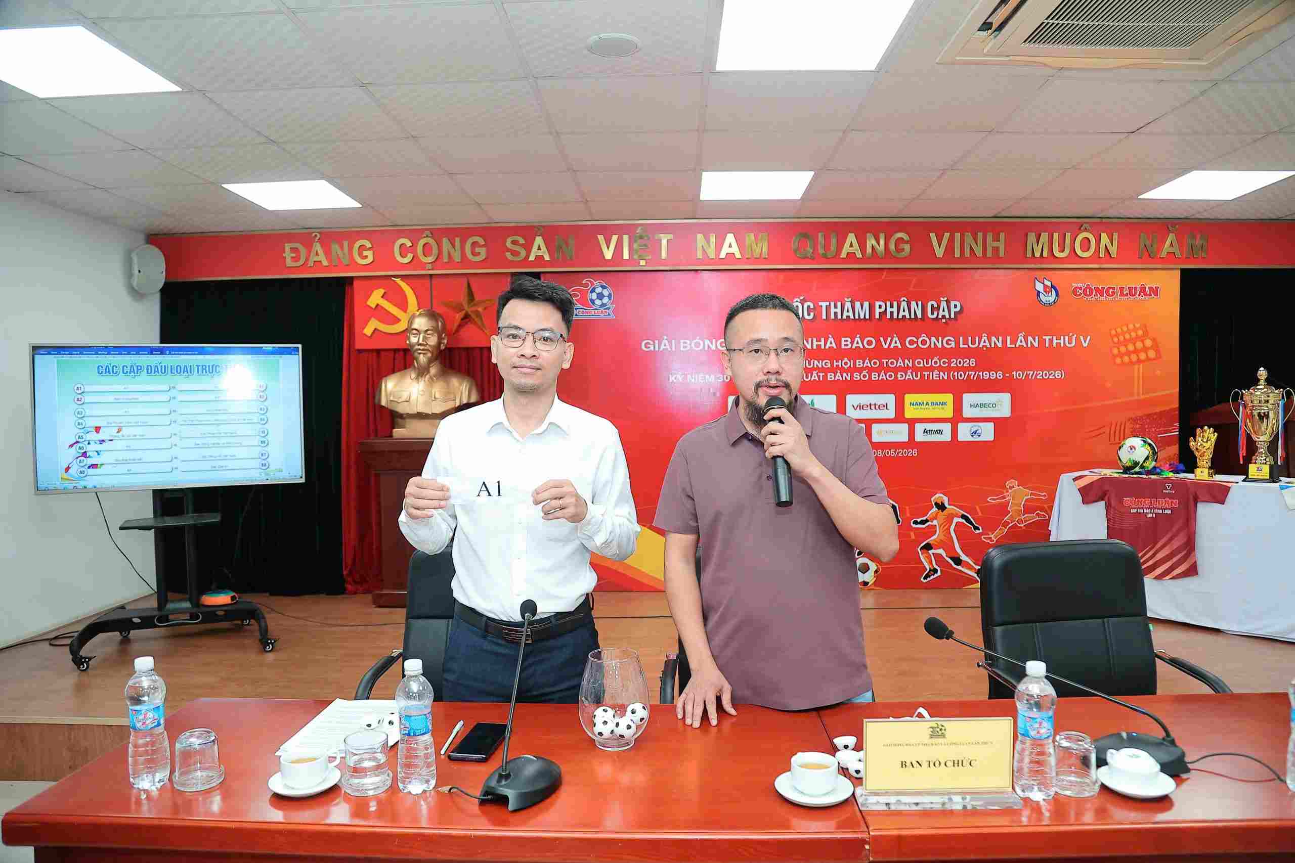 Các đội bóng tiến hành bốc thăm, phân cặp đấu. Ảnh: Việt Trung